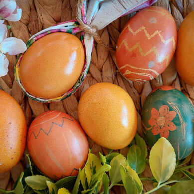 Barvanje velikonočnih jajčk z voščenkami.